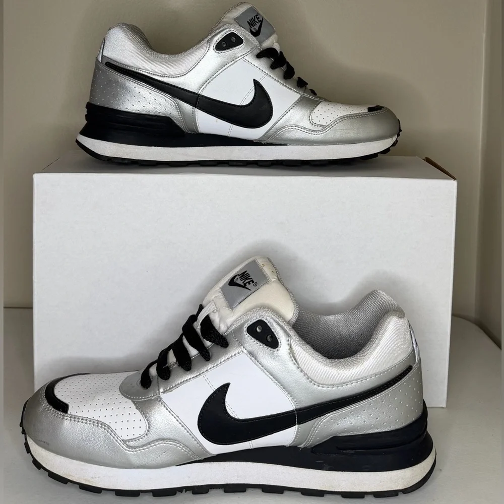 Nike Men’s Sz 11 Silver and Black Sneakers